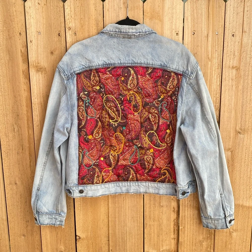 Free People M/L Denim Jean Jacket Pink Paisley Embroidered Back Panel Light Wash - Picture 2 of 8
